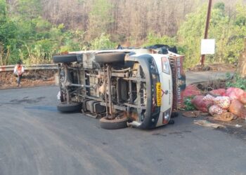 भाजीचा टेम्पो उलटून एक ठार, तीन जखमी