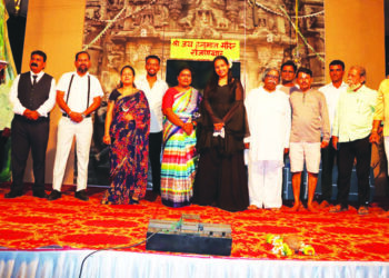 ‌‘गाव कजा परक्यांची मजा’ नाटकाचे सादरीकरण