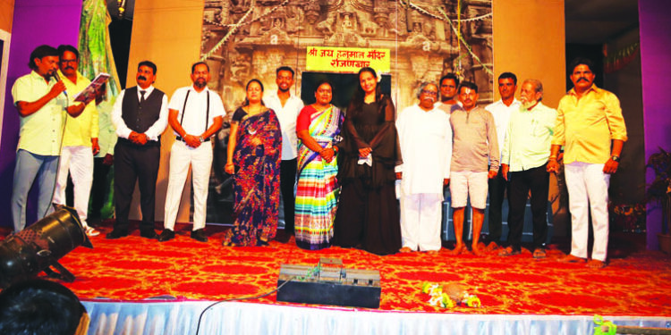 ‌‘गाव कजा परक्यांची मजा’ नाटकाचे सादरीकरण