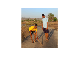 रस्त्यावर पडलेले ग्रीट तरूणांनी केले साफ