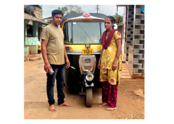 सायली ठरली भोस्ते गावातील पहिली रिक्षा चालक
