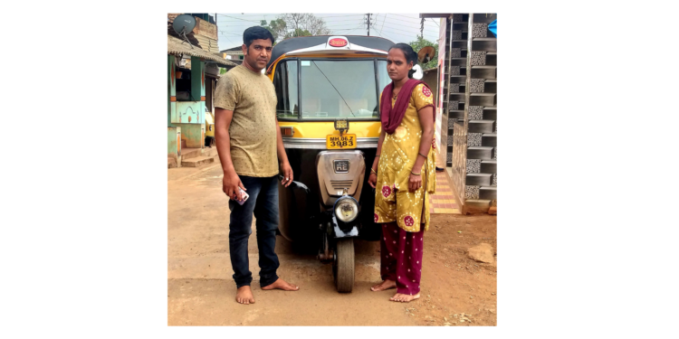 सायली ठरली भोस्ते गावातील पहिली रिक्षा चालक