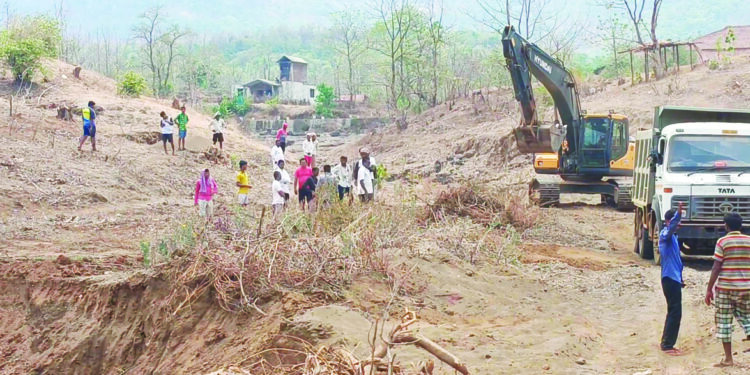 गाळातच साठवण तलावाची निर्मिती