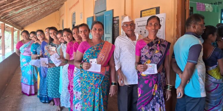 बेलोशीत मतदारांना झाडाचा आधार