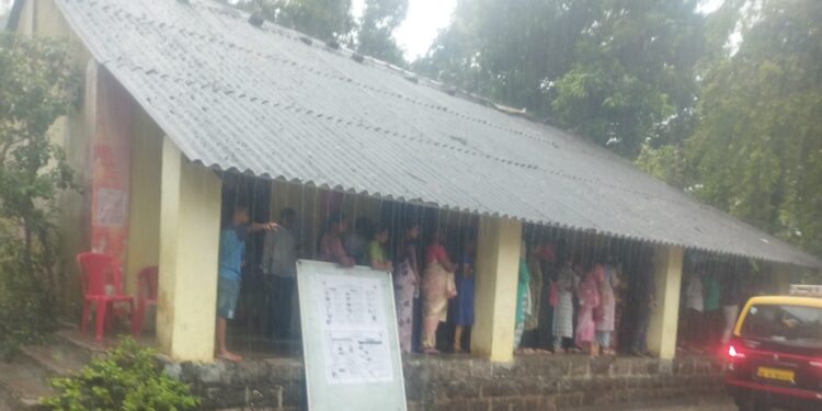 मोबाईलच्या उजेडात मतदान