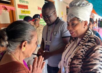 लोकशाहीच्या उत्सवात विदेशी प्रतिनिधी सहभागी