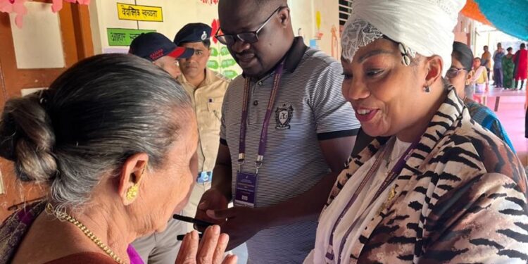 लोकशाहीच्या उत्सवात विदेशी प्रतिनिधी सहभागी