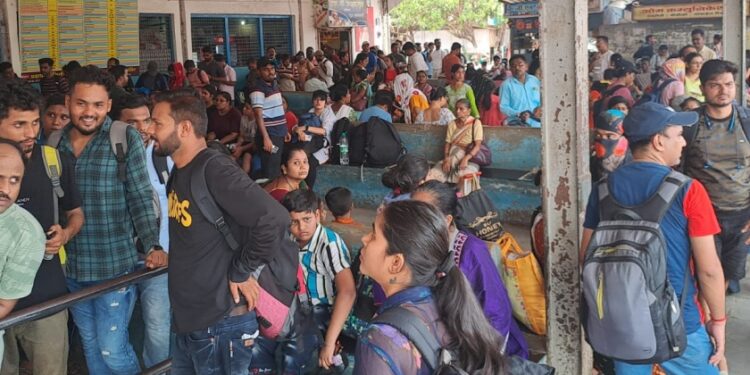 जलवाहतूक बंद, एसटी तुडुंब