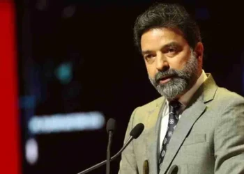 इंग्लंड खेळाडू मायदेशी परतण्यावर टीका