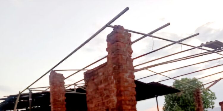 अवकाळीने घरांचे मोठे नुकसान