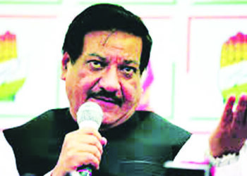 ‘महाराष्ट्रात पक्ष फोडायला मोदींचाच आशिर्वाद’