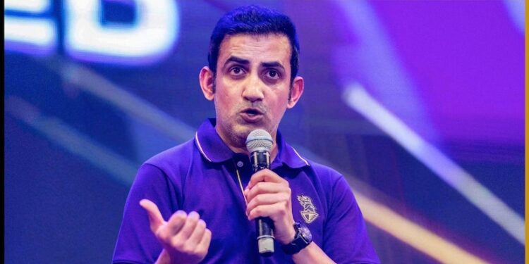 निवडकर्त्यांच्या पायाला हात लावणार नाहीः गंभीर