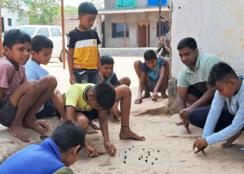 गोट्या खेळात रमली तरुणाई