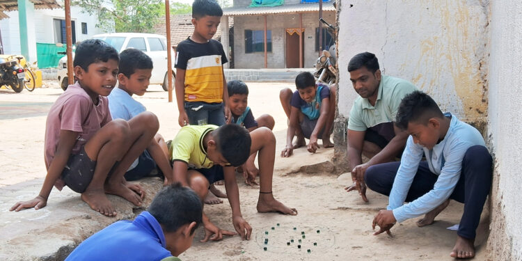 गोट्या खेळात रमली तरुणाई