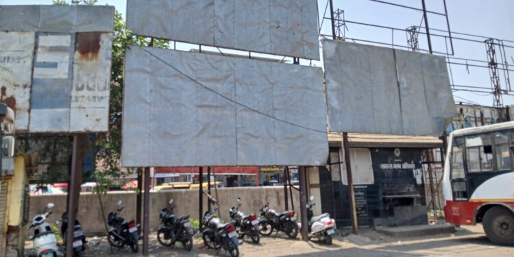 अलिबाग स्थानकातील होर्डींग धोकादायक