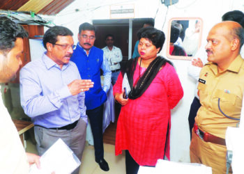 निवडणूक निरीक्षकाची जिल्हाधिकारी कार्यालयाला भेट