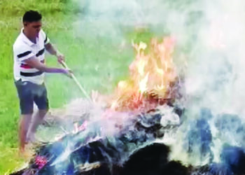 मोळ्या जाळून शेतकर्‍याने केला प्रशासनाचा निषेध