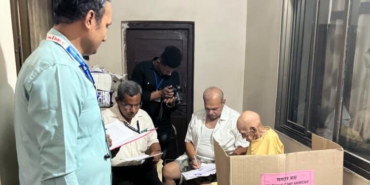 कर्जतमध्ये गृहमतदानाची प्रक्रिया सुरू
