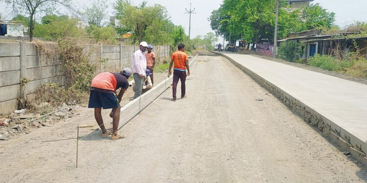नेरळ-कशेळे राज्यमार्गाचे काम संथ गतीने