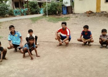 विविध मैदानी खेळात रंगून गेले बाल गोपाळ