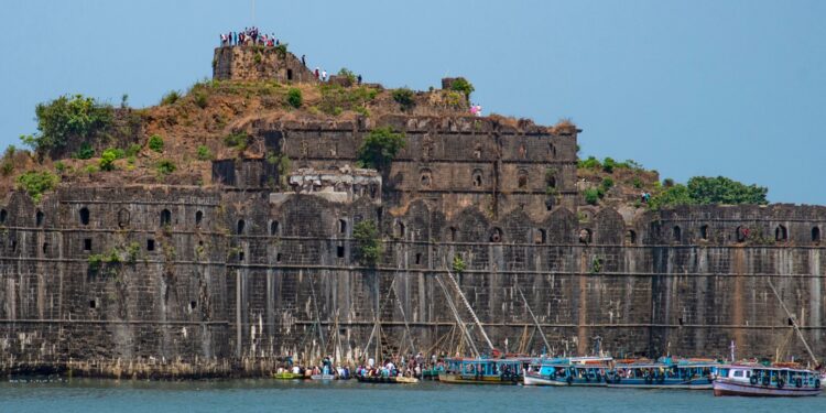 मुरूडमध्ये पर्यटकांची अलोट गर्दी