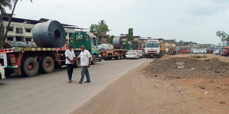 वाहतूक कोंडीमुळे प्रवाशांचा खोळंबा