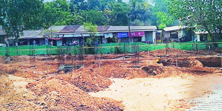 प्रस्तावित आठवडा बाजाराच्या जागेवर अतिक्रमण