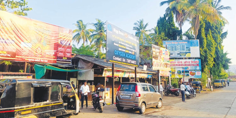 जाहिरात होर्डिंग नागरिकांसाठी धोकादायक