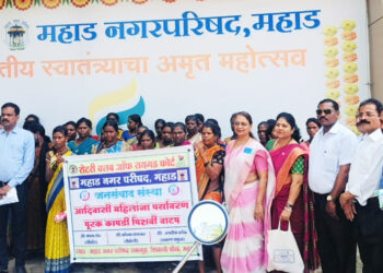 आदिवासी महिलांना कापडी पिशव्यांचे वाटप