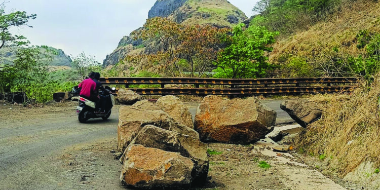 प्रशासनाचे दुर्लक्ष :वरंध घाट कागदोपत्री बंद