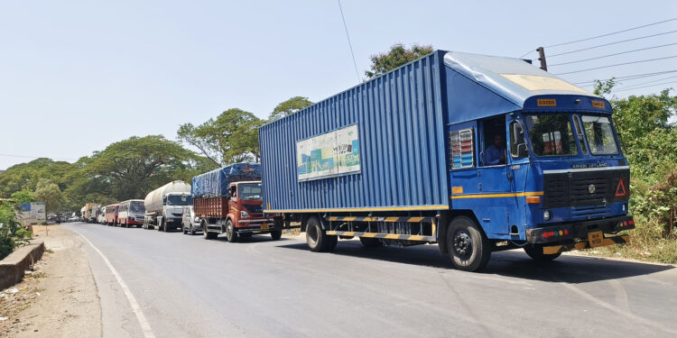 वाहतूक कोंडीची साडेसाती संपेना !