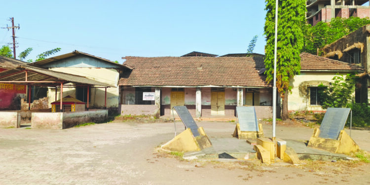 पाच कार्यालयावर स्थलांतराची कुऱ्हाड