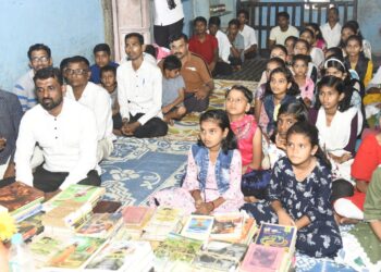 वाचनालयास एक हजार पुस्तके प्रदान