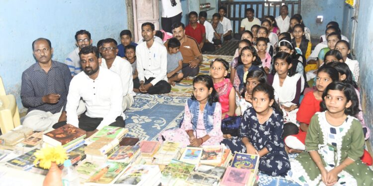 वाचनालयास एक हजार पुस्तके प्रदान