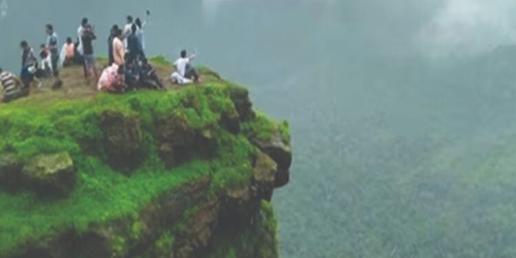 वर्षा सहलीसाठी माथेरान बेस्ट