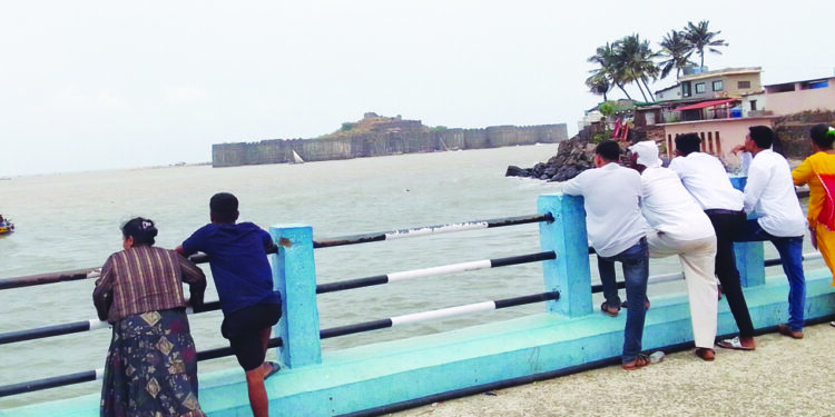 जंजिरा जलदुर्ग रविवारी निर्मनुष्य