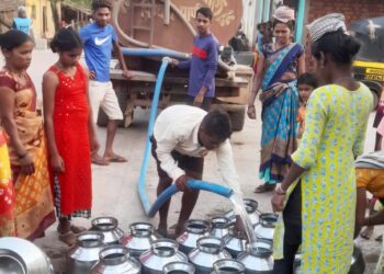 शिवसेना ठाकरे गट उपजिल्हाप्रमुखांकडून टँकरने पाणी पुरवठा