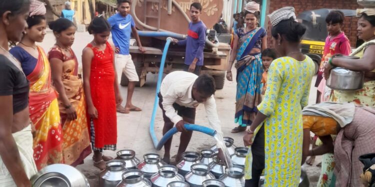 शिवसेना ठाकरे गट उपजिल्हाप्रमुखांकडून टँकरने पाणी पुरवठा