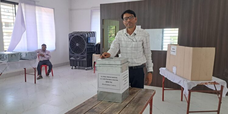 सुविधा केंद्रावर 32 कर्मचार्यांकडून मतदान