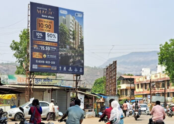 रस्त्यांच्या कडेला अनधिकृत फलक