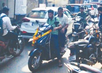 वाहतूक कोंडी अन् रस्ते पर्यटनाच्या मुळावर