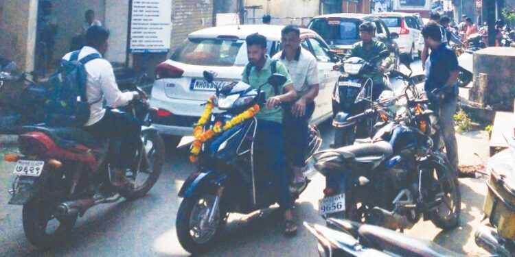 वाहतूक कोंडी अन् रस्ते पर्यटनाच्या मुळावर