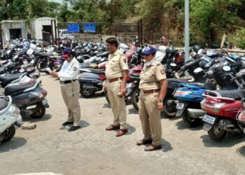 रिक्षा स्टॅन्ड मध्ये दुचाकी पार्किंग; 108 दुचाकीवर कारवाई