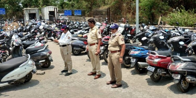 रिक्षा स्टॅन्ड मध्ये दुचाकी पार्किंग; 108 दुचाकीवर कारवाई