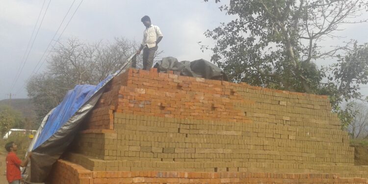 अवकाळीमुळे वीट व्यवसाय चिंताग्रस्त