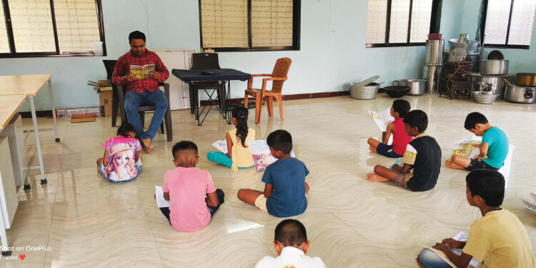 ऐन सुट्टीतही मुलांना वाचनाचे धडे