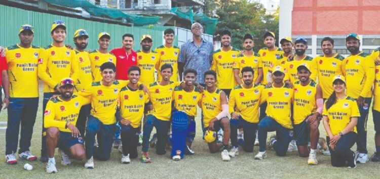 कर्टनी वॉल्शने कोल्हापूर टस्कर्सच्या खेळाडूंशी साधला संवाद