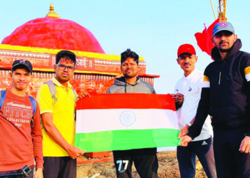 कळसुबाई शिखरावर, तिरंगा फडकवून वाढदिवस साजरा