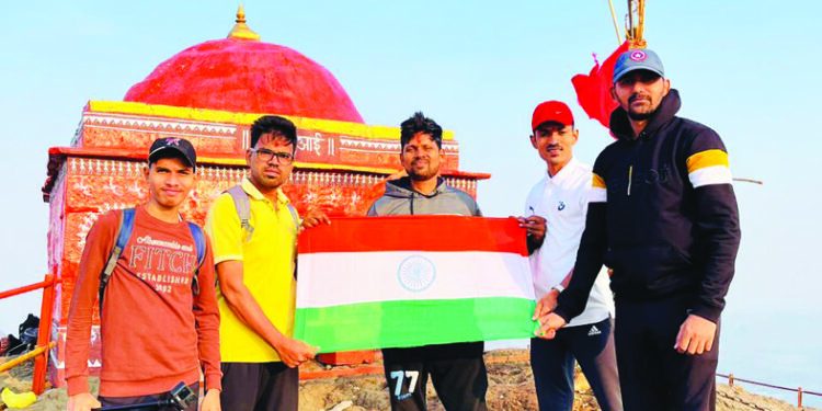 कळसुबाई शिखरावर, तिरंगा फडकवून वाढदिवस साजरा