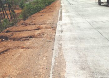 देवपाडा-वारे रस्त्याच्या साईडपट्टीचे निकृष्ट काम